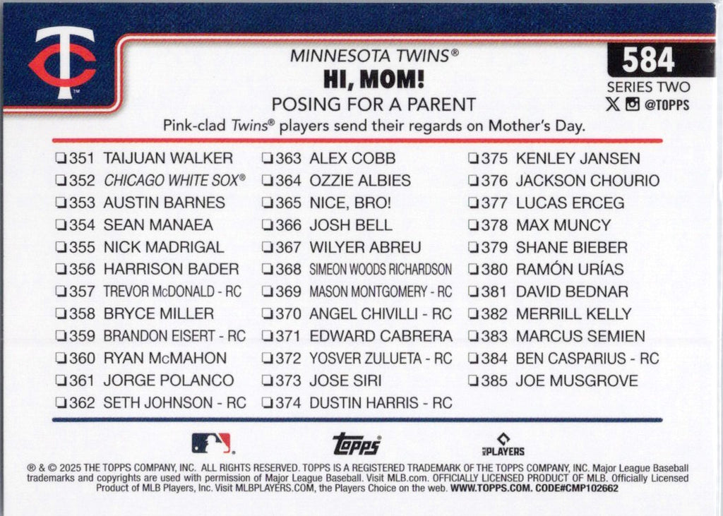 2025 Topps #584 Hi, Mom! Posing for a Parent Minnesota Twins