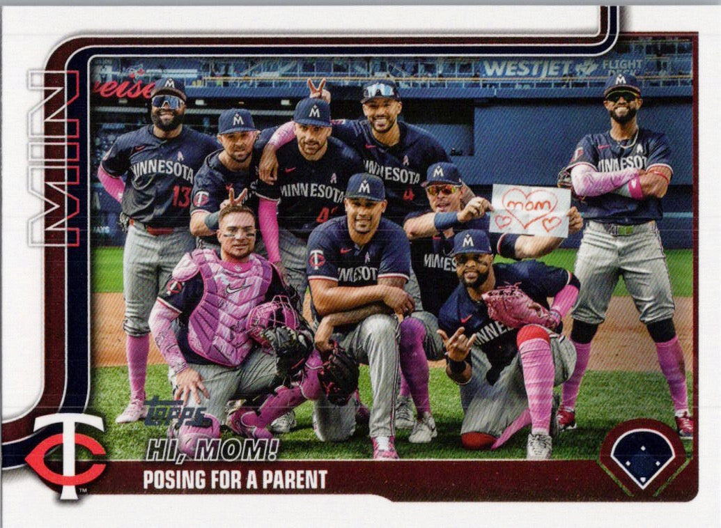 2025 Topps #584 Hi, Mom! Posing for a Parent Minnesota Twins